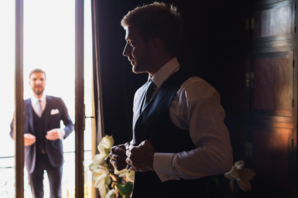 Wedding Photographer Como Lake Lo sposo finisce di vestirsi