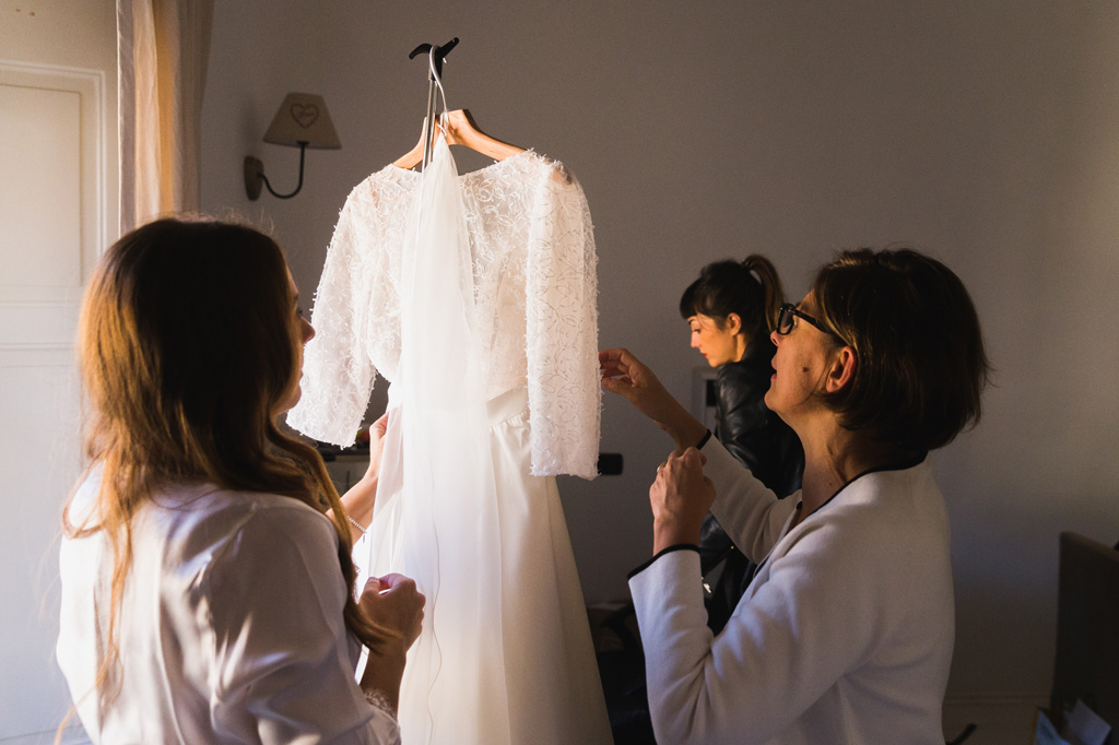 Wedding Photographer Como Lake La sposa prende l'abito bianco