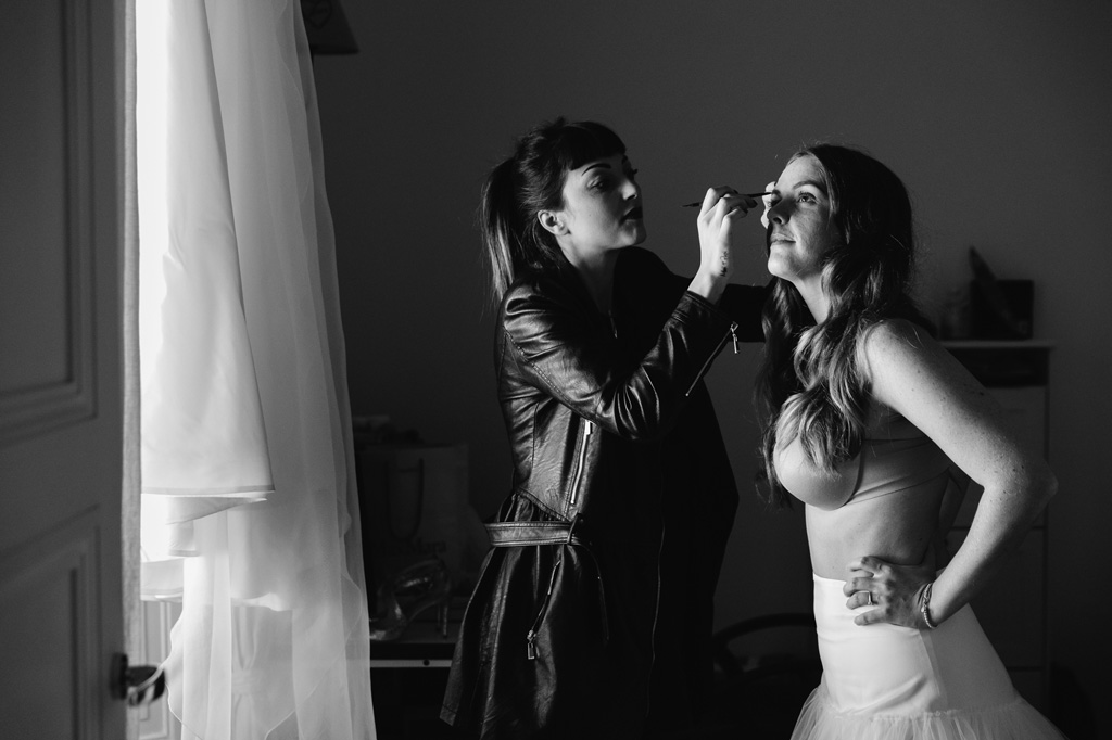 Wedding Photographer Como Lake La truccatrice ritocca il trucco a Carola prima di mettere il vestito