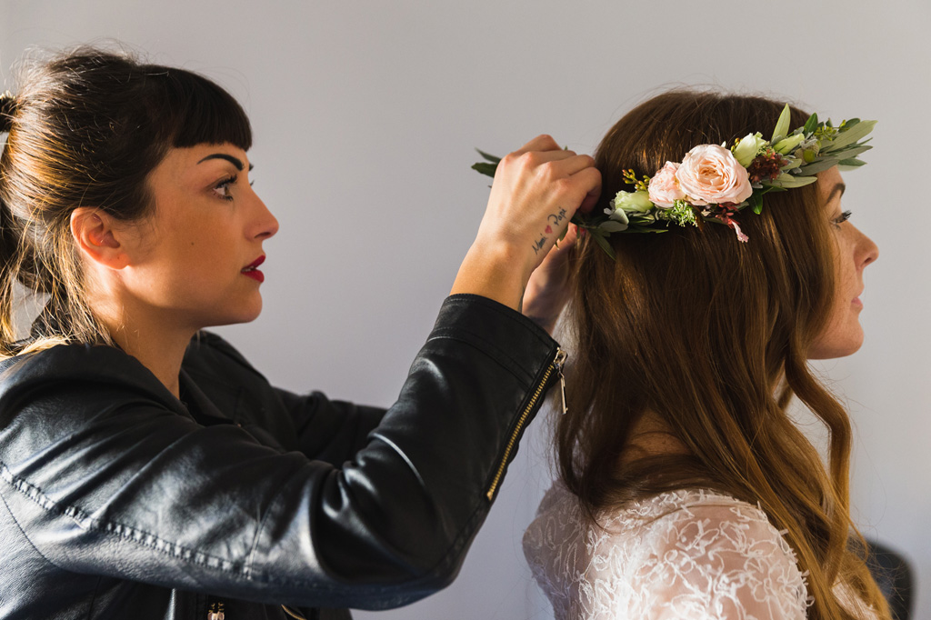 Wedding Photographer Como Lake La parrucchiera definisce la coroncina di fiori e l'acconciatura