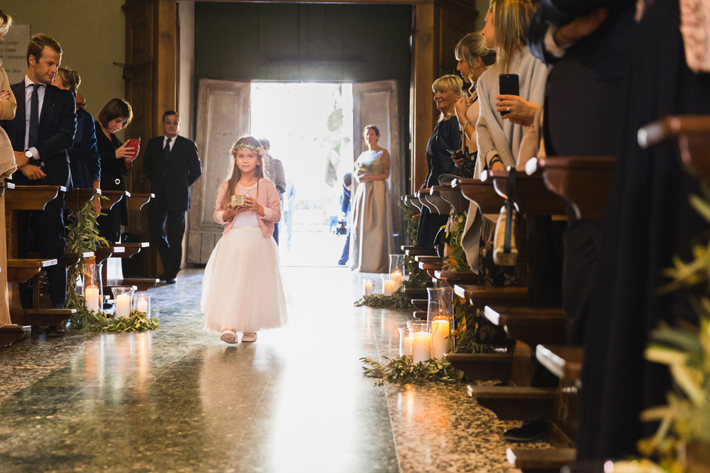Wedding Photographer Como Lake Le damigelle entrano nella chiesa del Collegio Gallio a Como