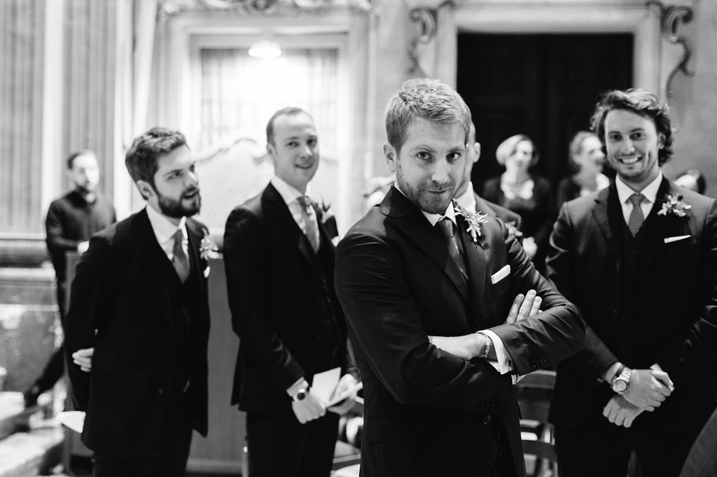 Wedding Photographer Como Lake Federico aspetta l'arrivo di Carola in chiesa