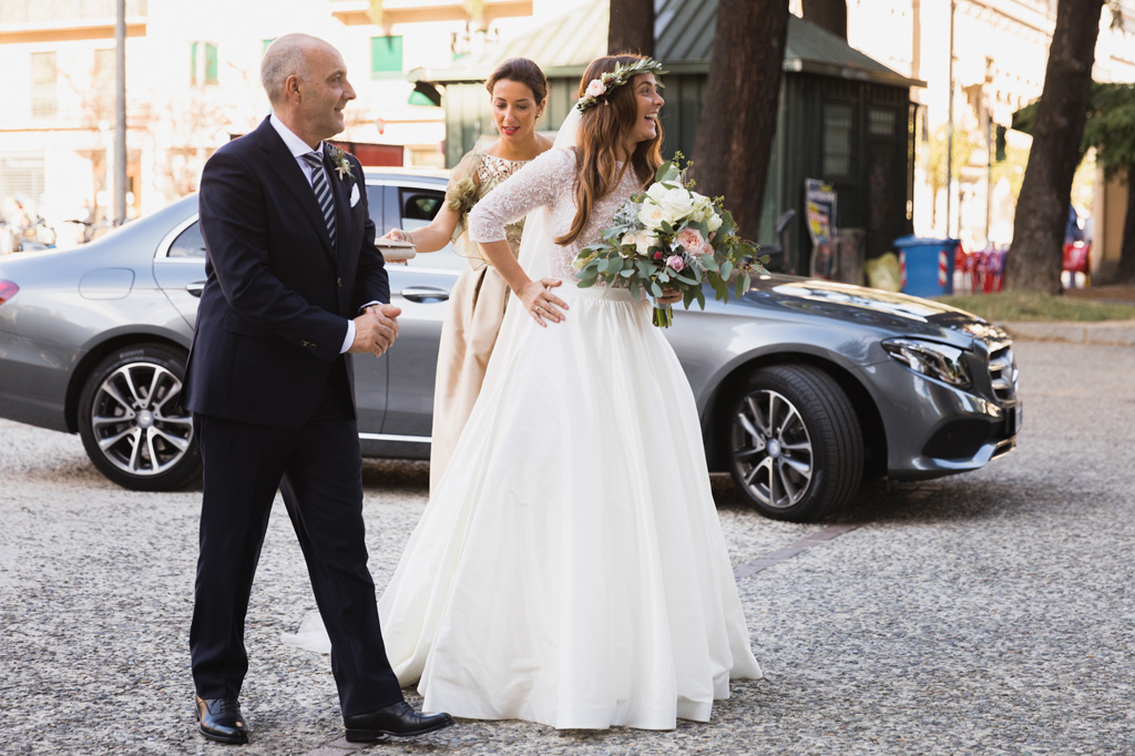 Wedding Photographer Como Lake La sposa arriva sul piazzale della chiesa
