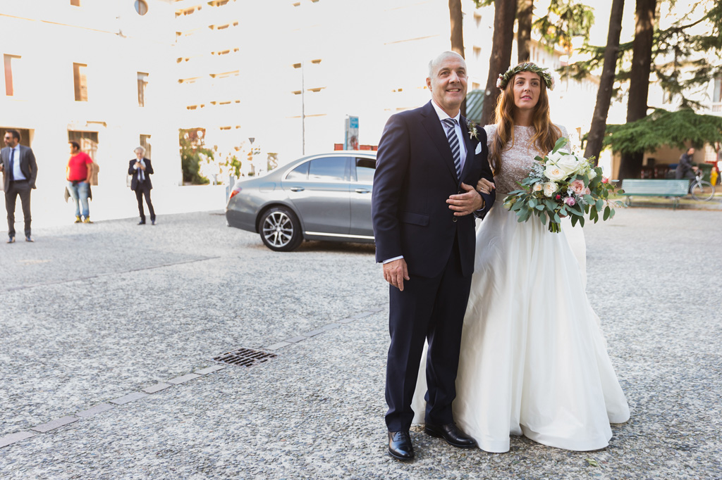 Wedding Photographer Como Lake La sposa si avvicina con il padre alla chiesa di Como