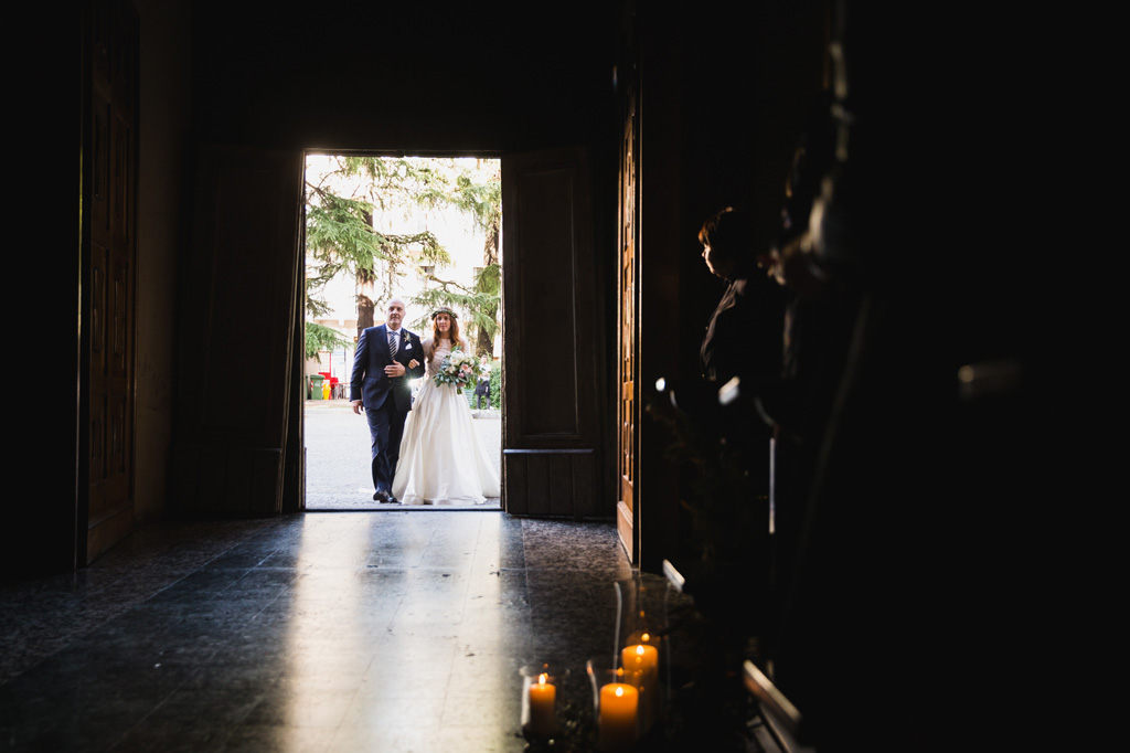 Wedding Photographer Como Lake L'entrata della sposa con il padre in chiesa