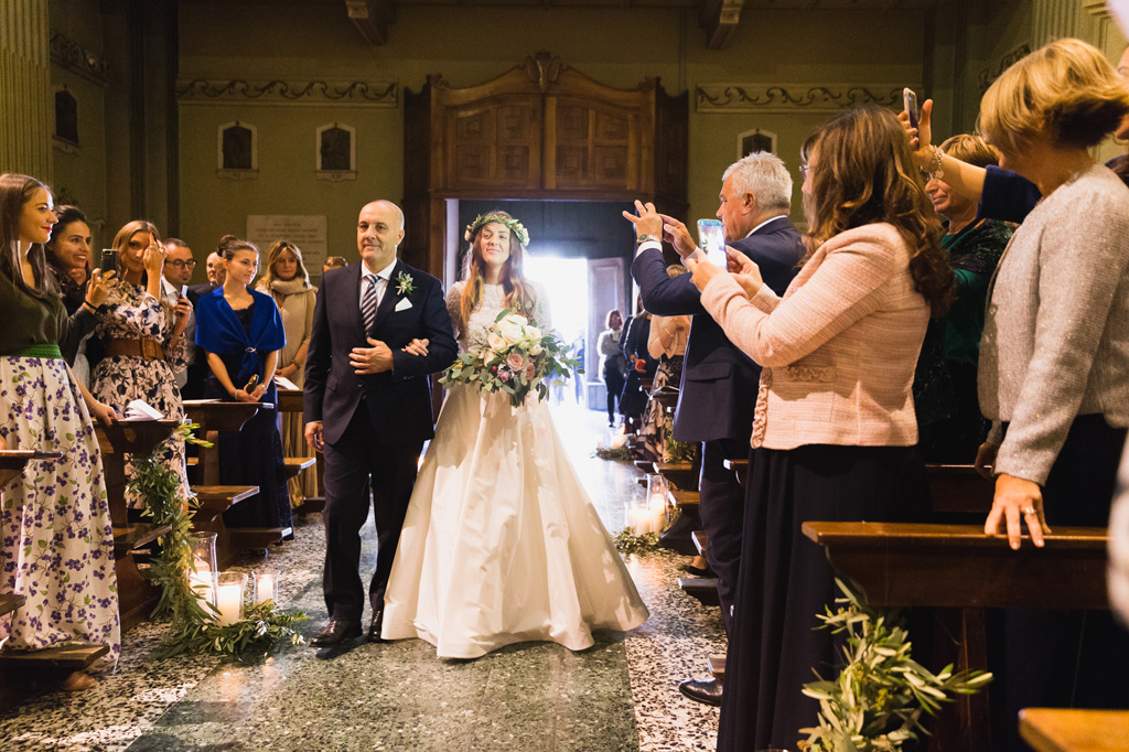 Wedding Photographer Como Lake La sposa nella navata della chiesa con il padre