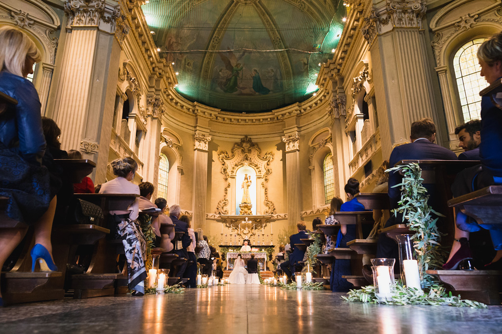Wedding Photographer Como Lake La navata centrale della chiesa durante la cerimonia del matrimonio di Carola e Federico