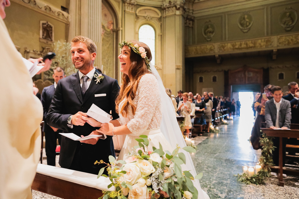 Wedding Photographer Como Lake Gli sposi ridono durante la cerimonia in chiesa