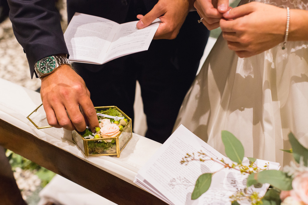 Wedding Photographer Como Lake Lo sposo prende la fede