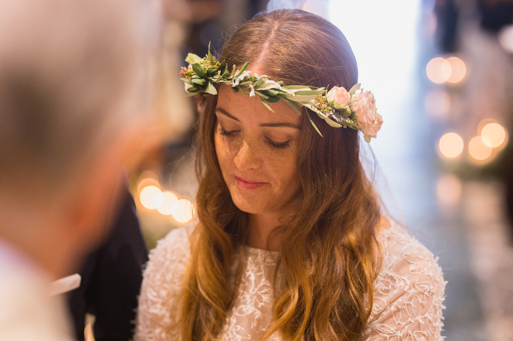 Wedding Photographer Como Lake Ritratto della sposa durante la cerimonia religiosa