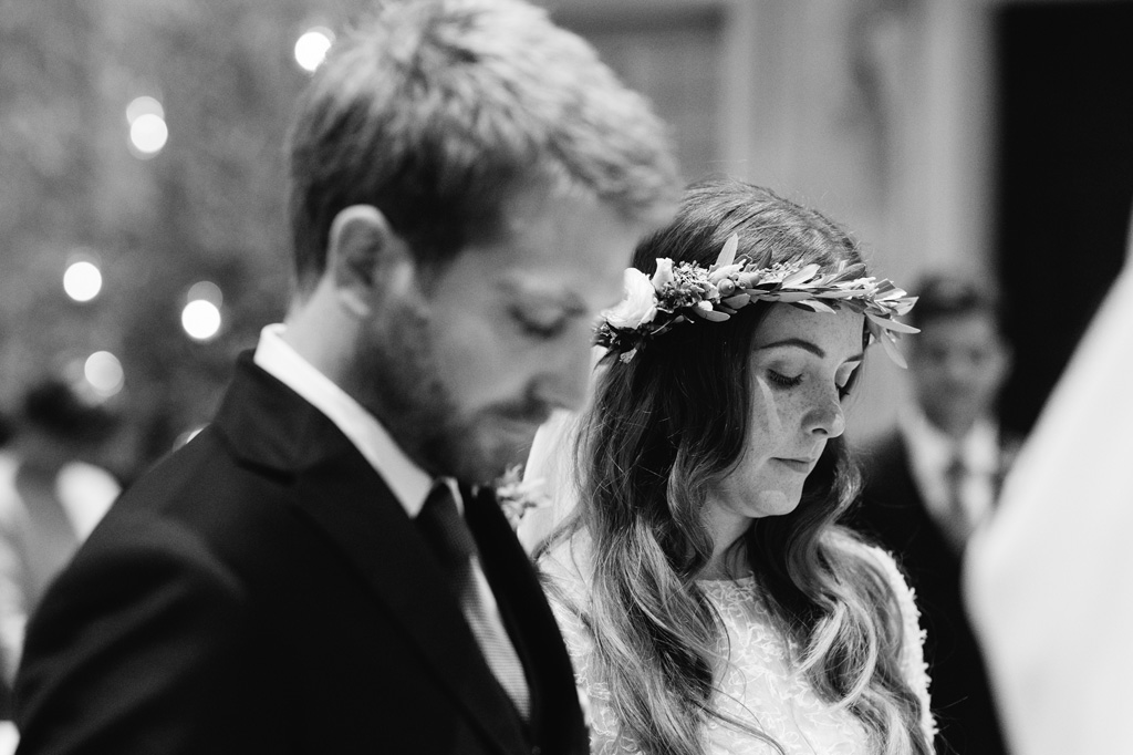 Wedding Photographer Como Lake Gli sposi seguono la messa dal libretto