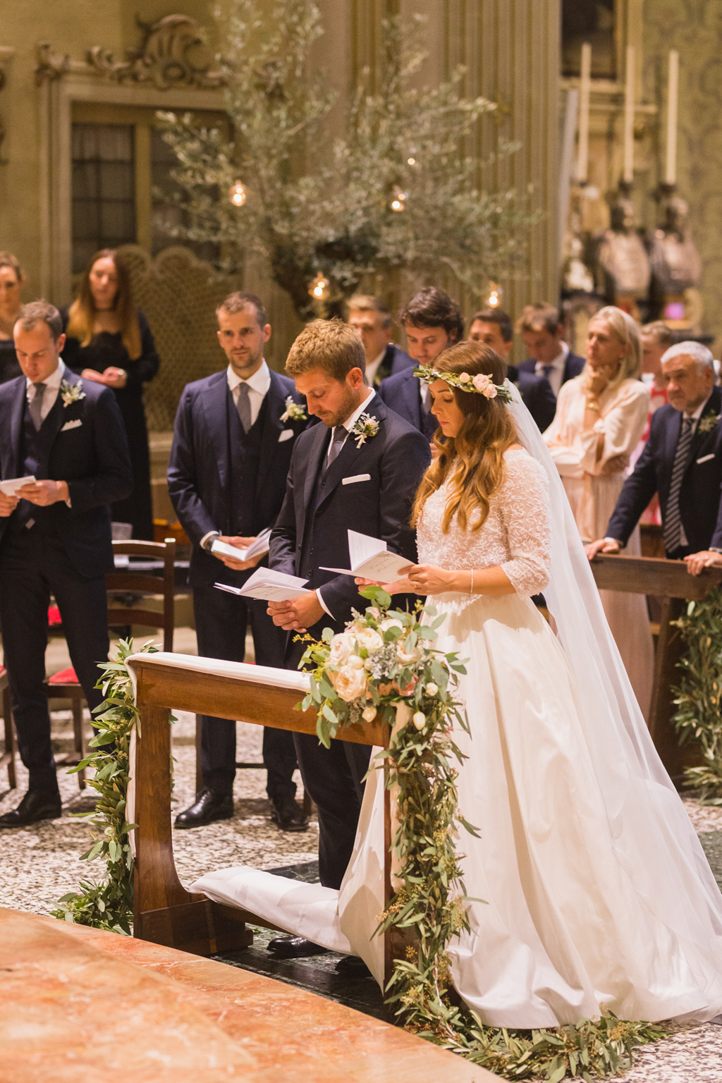 Wedding Photographer Como Lake Gli sposi durante la messa nella chiesa del Collegio Gallio di Como
