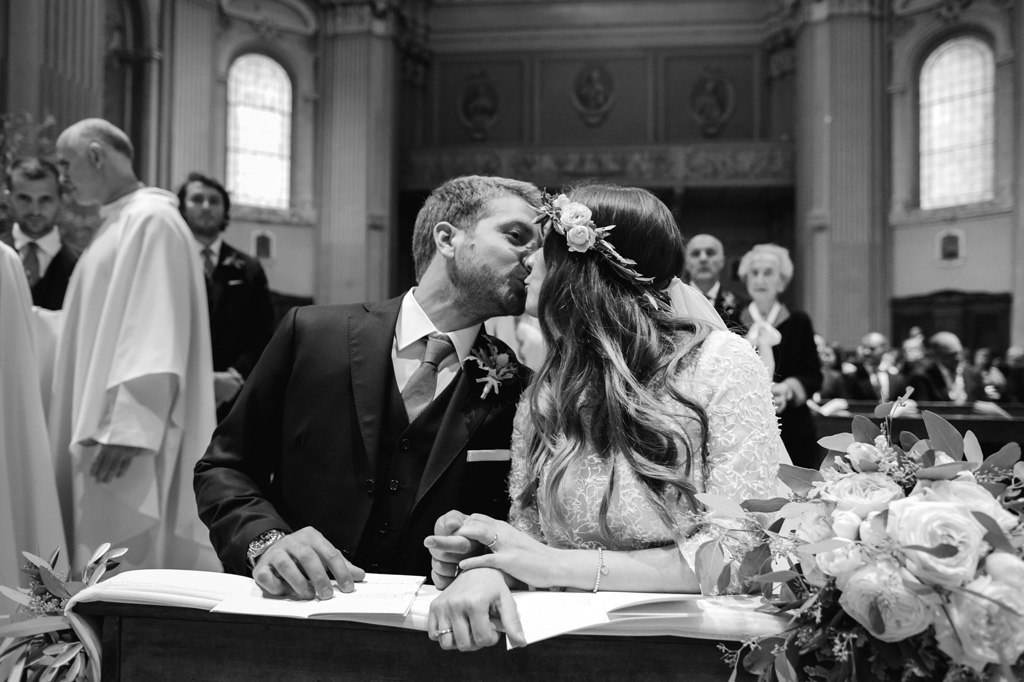 Wedding Photographer Como Lake Gli sposi si baciano dopo essere stati dichiarati marito e moglie