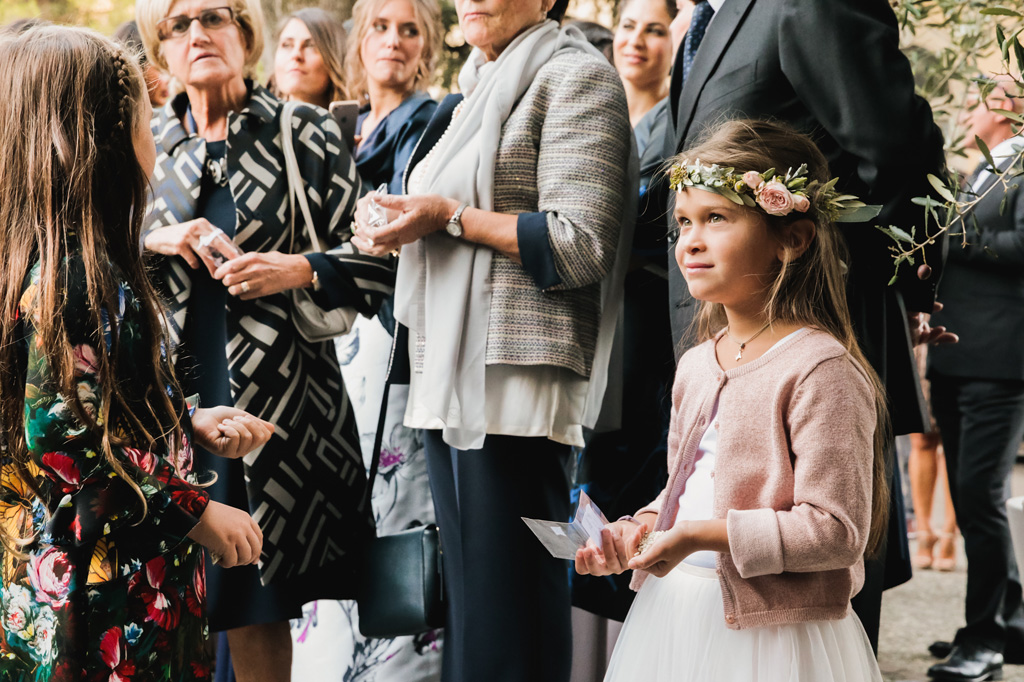 Wedding Photographer Como Lake Gli invitati aspettano l'uscita degli sposi dalla chiesa