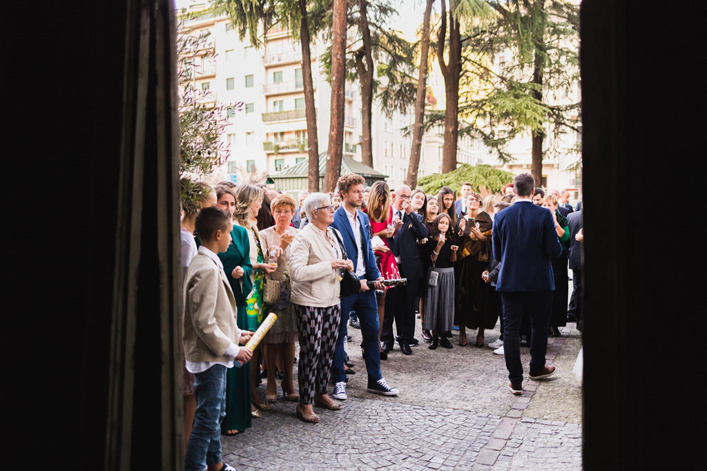 Wedding Photographer Como Lake Gli invitati sul piazzale della chiesa attendono l'arrivo degli sposi