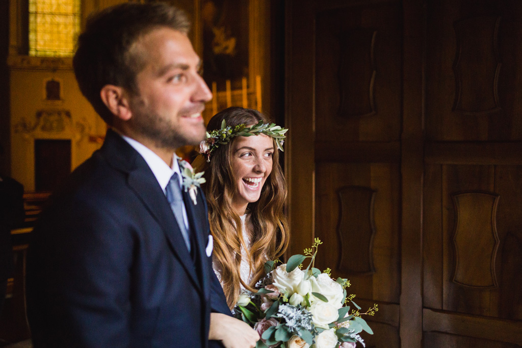 Wedding Photographer Como Lake Gli sposi stanno per uscire dalla chiesa