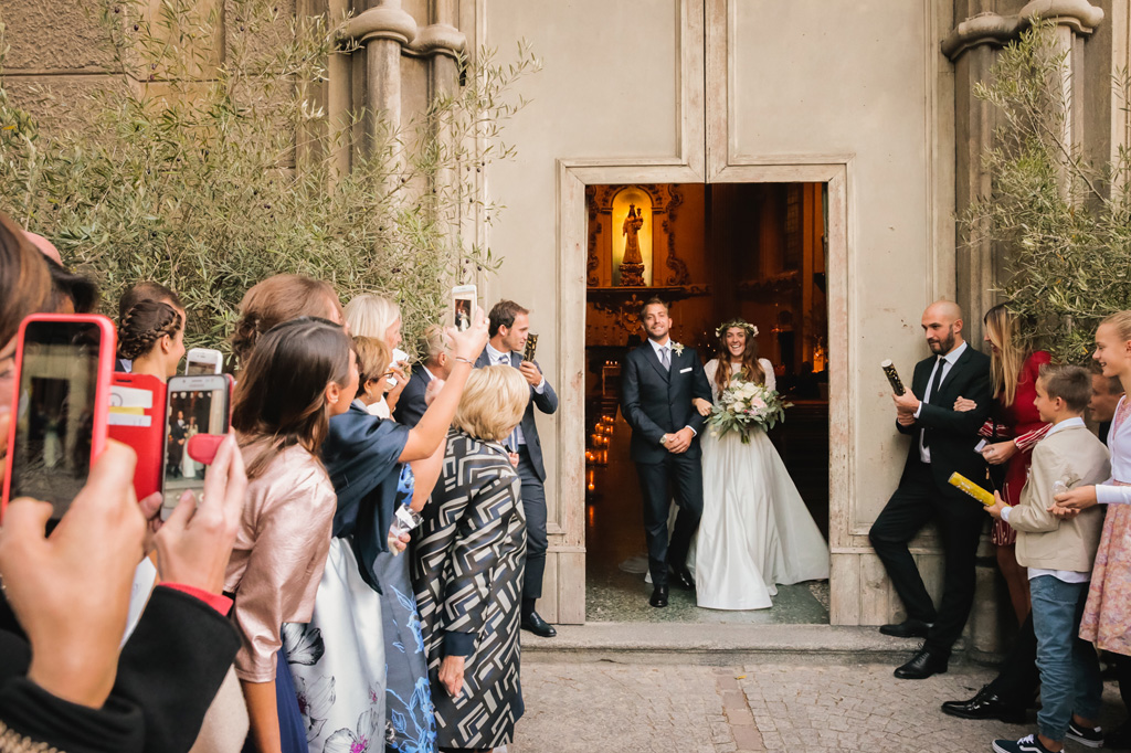 Wedding Photographer Como Lake L'uscita degli sposi dalla chiesa