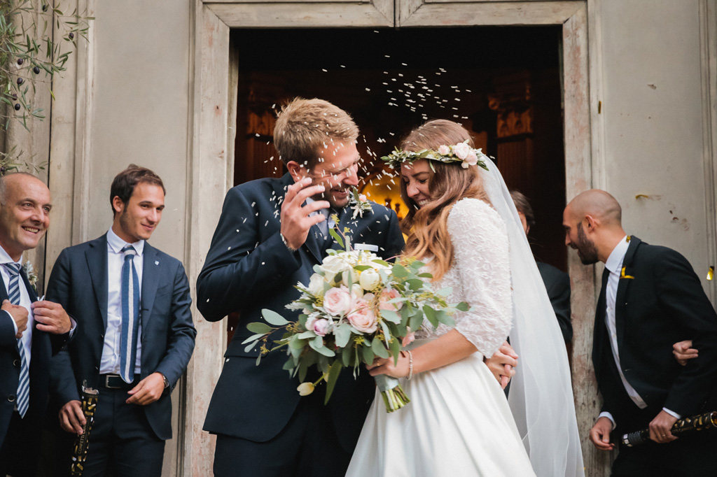 Wedding Photographer Como Lake Il lancio del riso sugli sposi all'uscita dalla chiesa