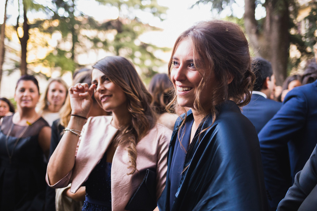Wedding Photographer Como Lake Commozione e felicità degli invitati fuori dalla chiesa