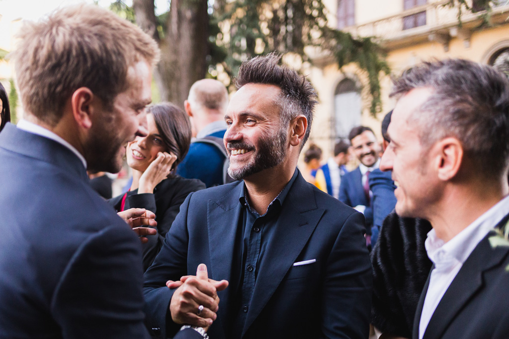 Wedding Photographer Como Lake Il cantante Nek saluta lo sposo dopo la cerimonia