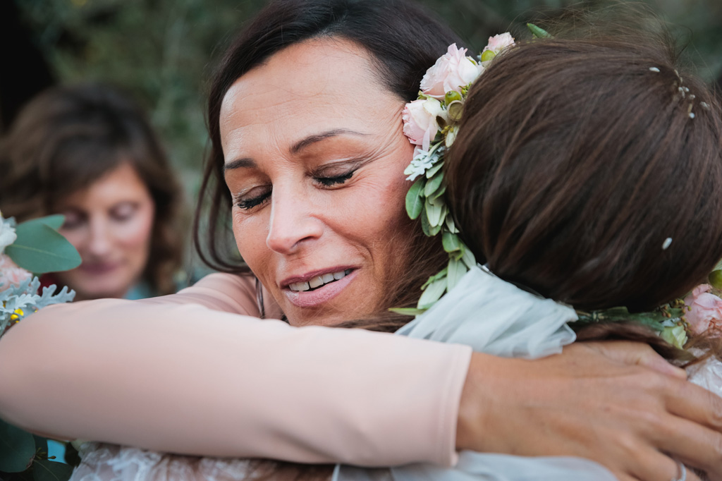 Wedding Photographer Como Lake La sposa abbraccia gli invitati fuori dalla chiesa