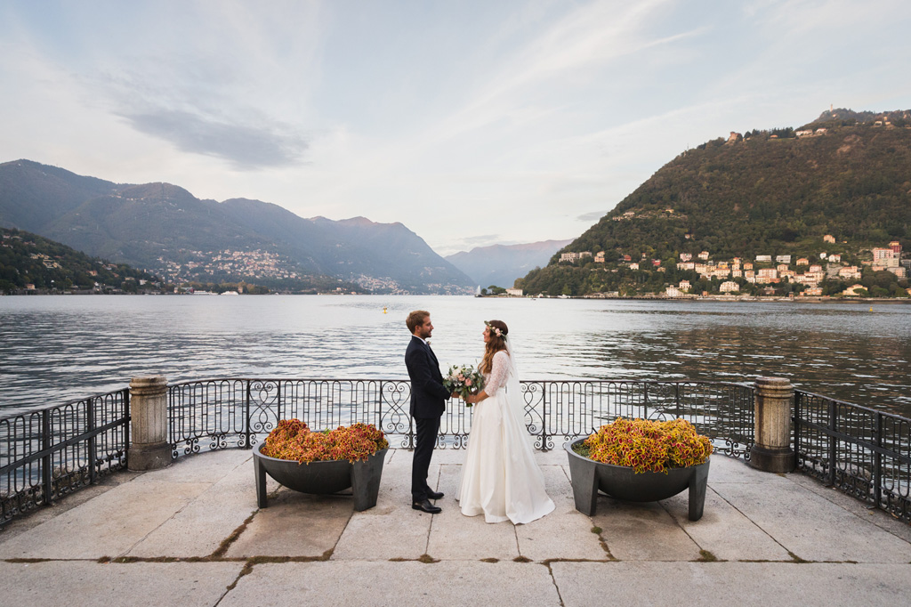 Wedding Photographer Como Lake Foto di coppia su una bellissima terrazza con vista sul Lago di Como