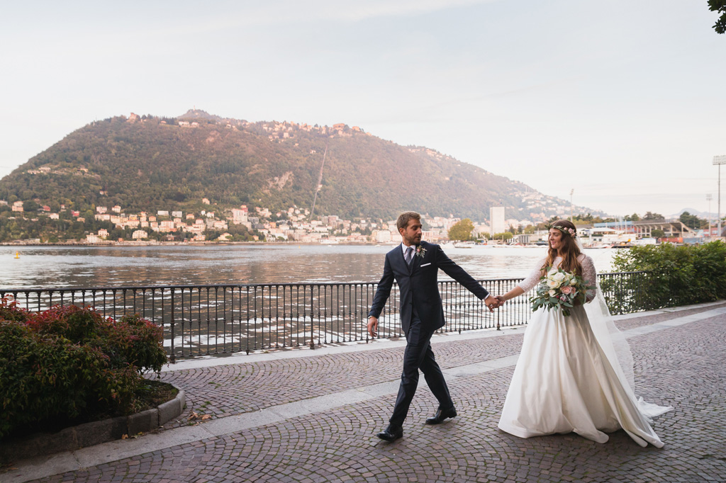 Wedding Photographer Como Lake Federico porta la sposa verso il ricevimento