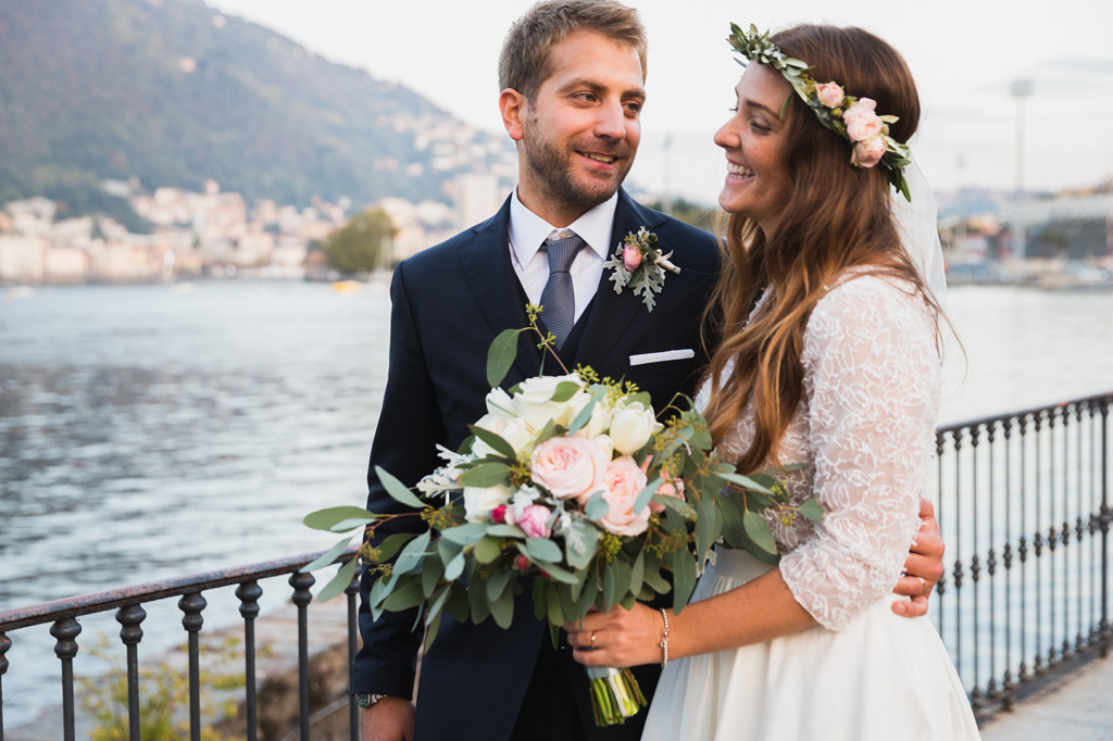Wedding Photographer Como Lake Lo sposo guarda la sposa con aria innamorata sulla terrazza con vista sul lago di Como