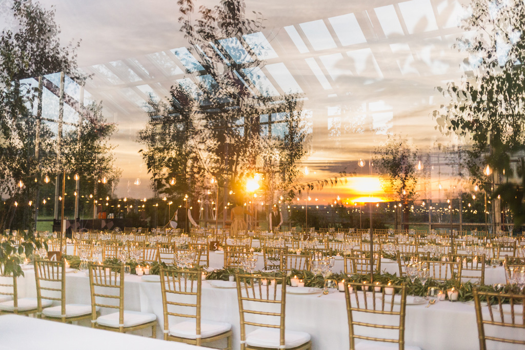 Wedding Photographer Como Lake Il tramonto riflesso nella finestra della sala del ricevimento