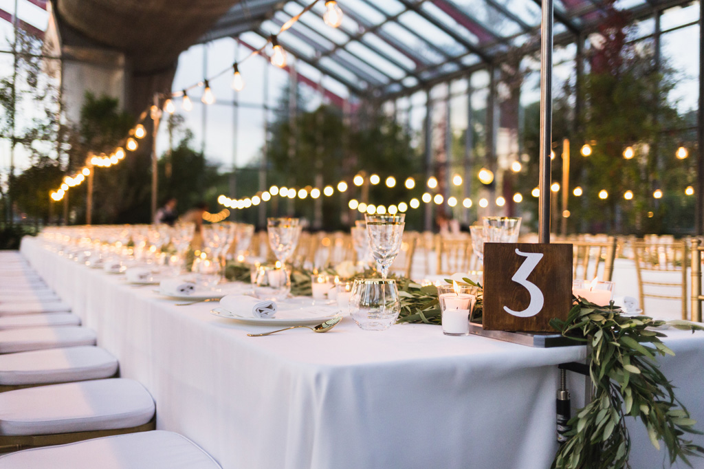 Wedding Photographer Como Lake Lungo tavolo bianco elegantemente decorato al ricevimento alle serre Rattiflora