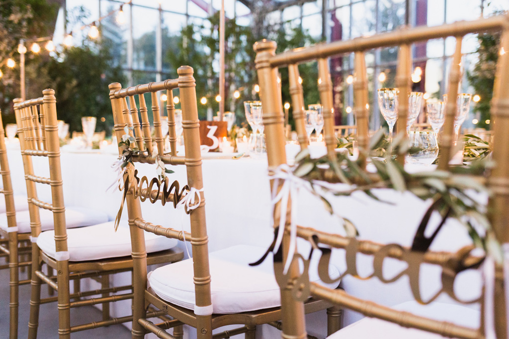 Wedding Photographer Como Lake Le sedie degli sposi nella sala del ricevimento