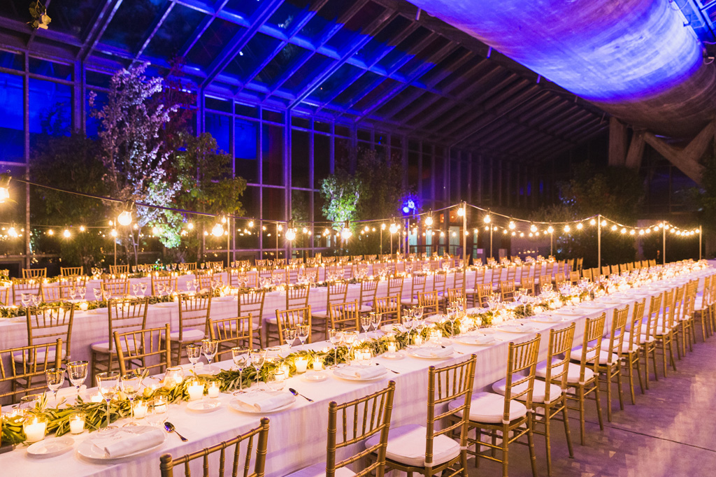 Wedding Photographer Como Lake Nella sala del ricevimento delle serre Rattiflora sul Lago di Como si accendono le luci per illuminare la serata
