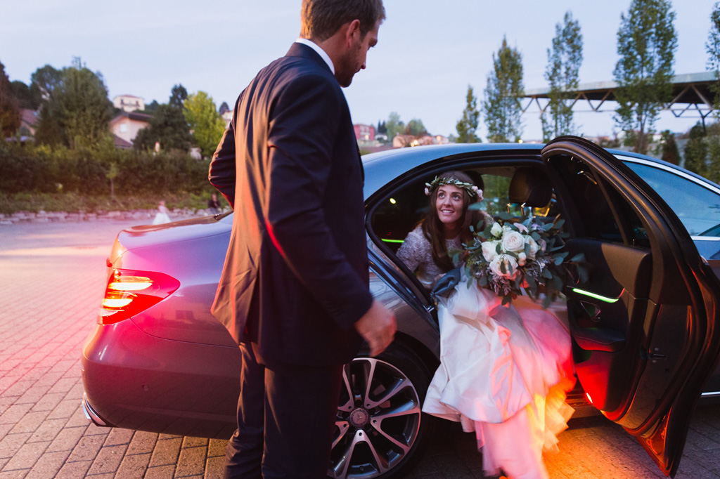 Wedding Photographer Como Lake La sposa scende dall'auto che la porta alla location del ricevimento