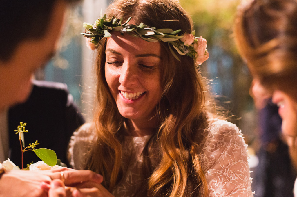 Wedding Photographer Como Lake La sposa sistema l'anello sul dito dello sposo