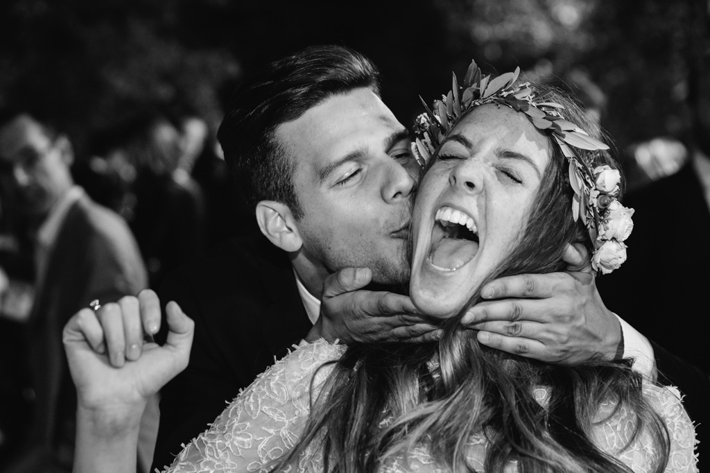 Wedding Photographer Como Lake Esplosioni di felicità sul volto di Carola mentre viene baciata da un suo amico durante il ricevimento sul Lago di Como