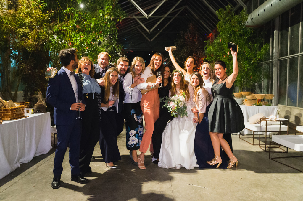 Wedding Photographer Como Lake Foto di gruppo nella sala del ricevimento a Rattiflora