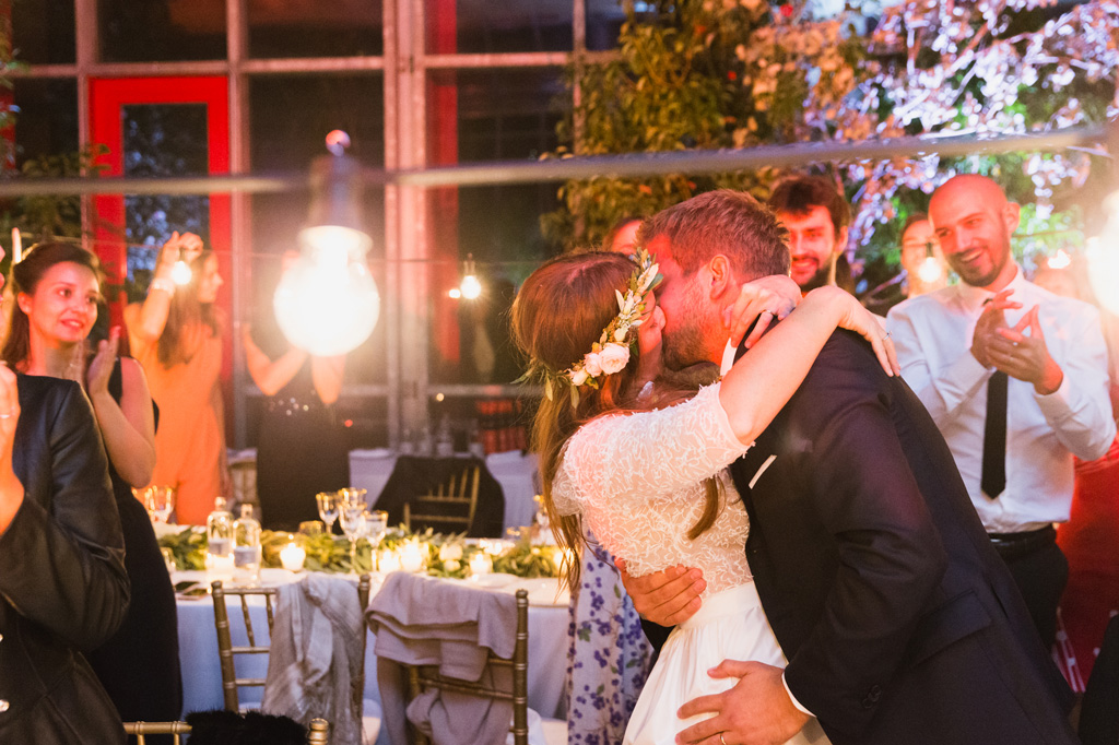 Wedding Photographer Como Lake Bacio tra gli sposi nella sala della cena nuziale