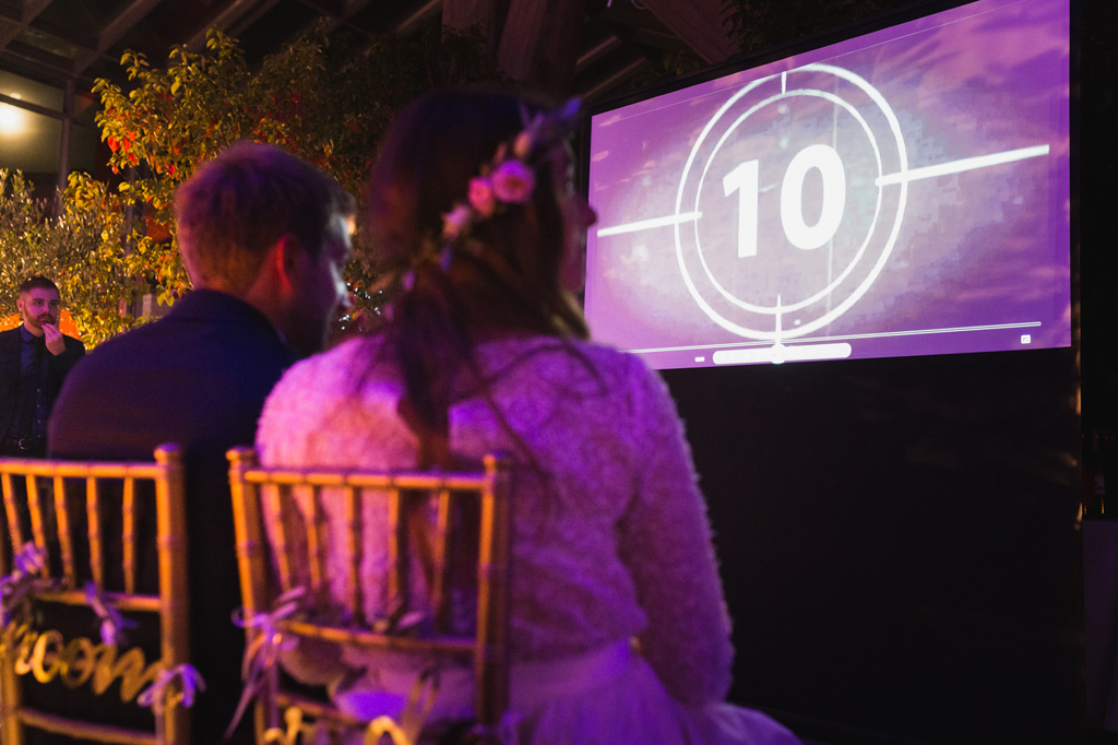 Wedding Photographer Como Lake Gli sposi guardano un video creato dagli amici per l'occasione