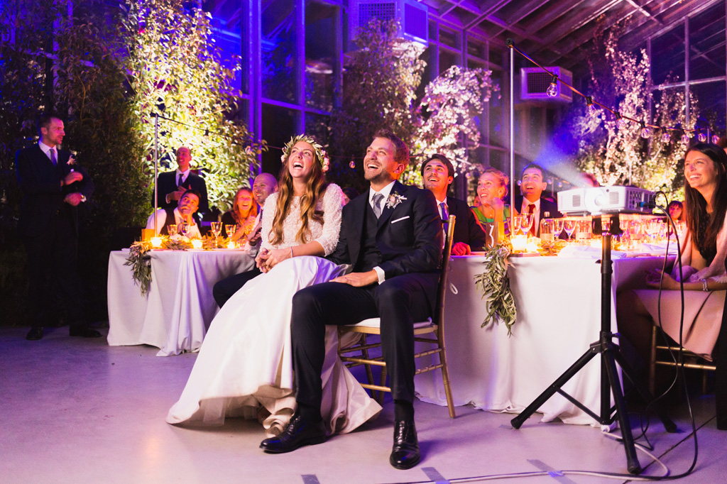 Wedding Photographer Como Lake Gli sposi entusiasti del regalo dei loro amici