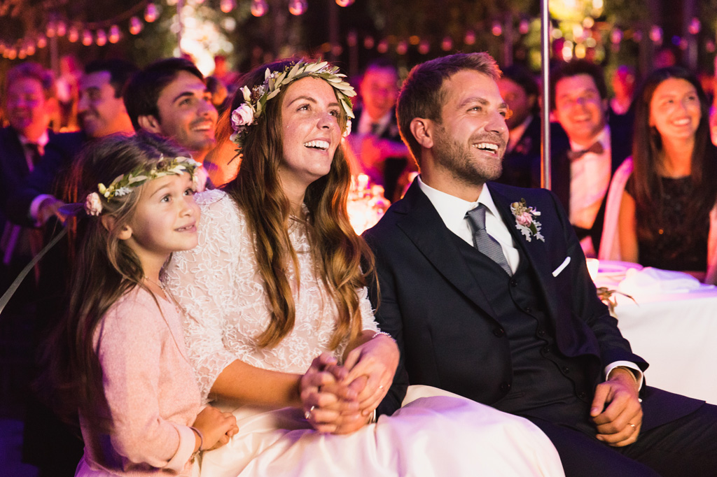 Wedding Photographer Como Lake Gli sposi e la nipotina guardano il video degli amici