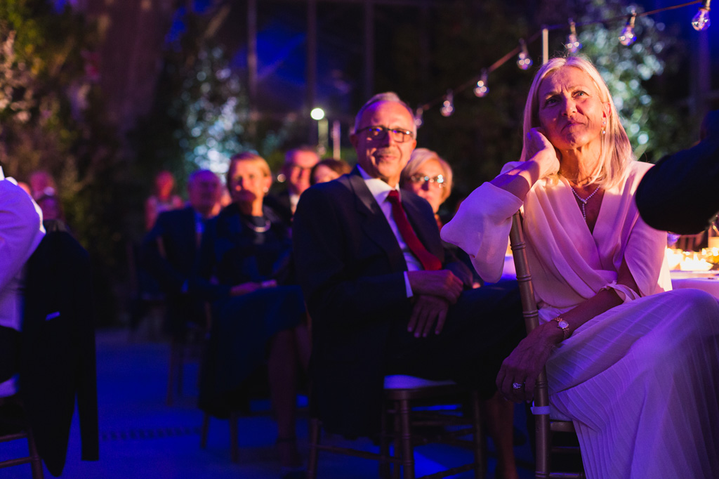 Wedding Photographer Como Lake I genitori dello sposo nelle luci rosa del salone del ricevimento