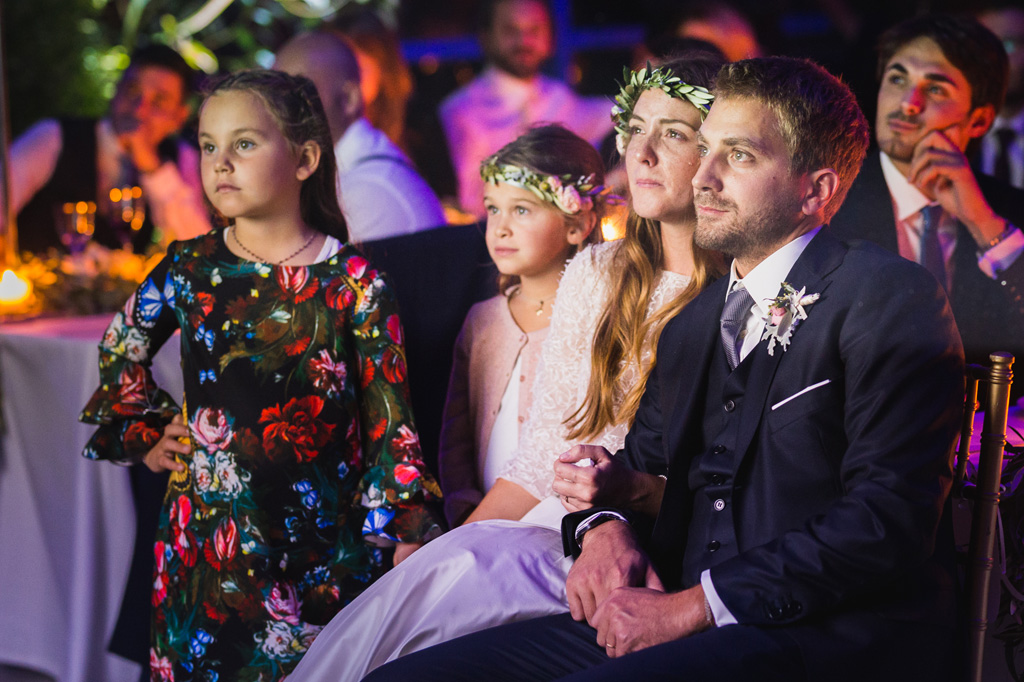 Wedding Photographer Como Lake Gli sposi guardano il video creato dagli amici per le loro nozze