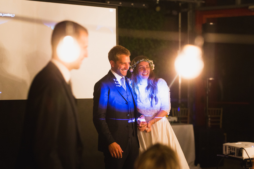 Wedding Photographer Como Lake Gli sposi divertiti alla visione del video degli amici
