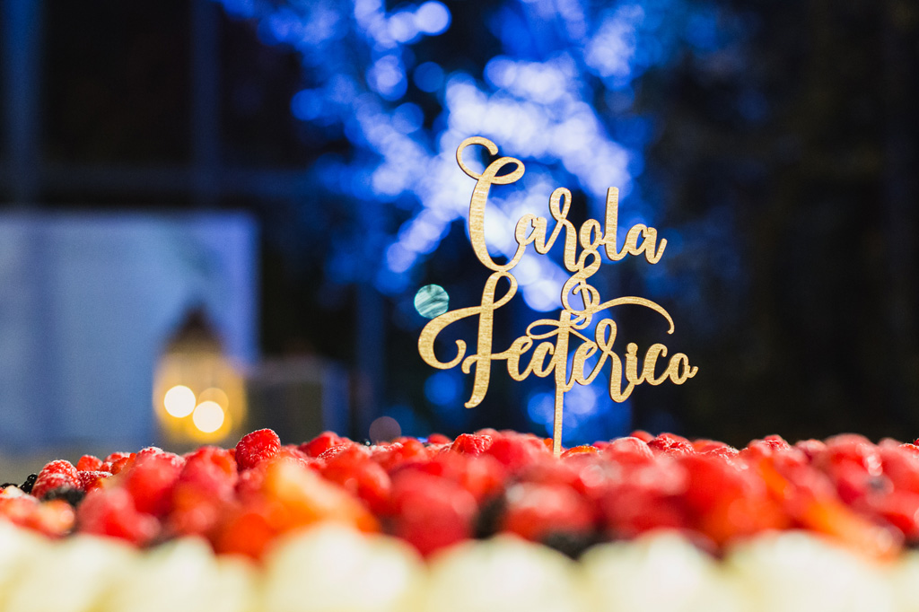 Wedding Photographer Como Lake Il nome degli sposi sulla torta nuziale con frutti di bosco