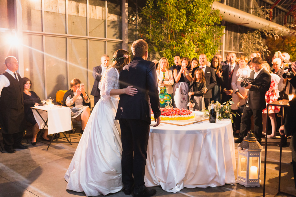 Wedding Photographer Como Lake Gli invitati guardano gli sposi tagliare la torta