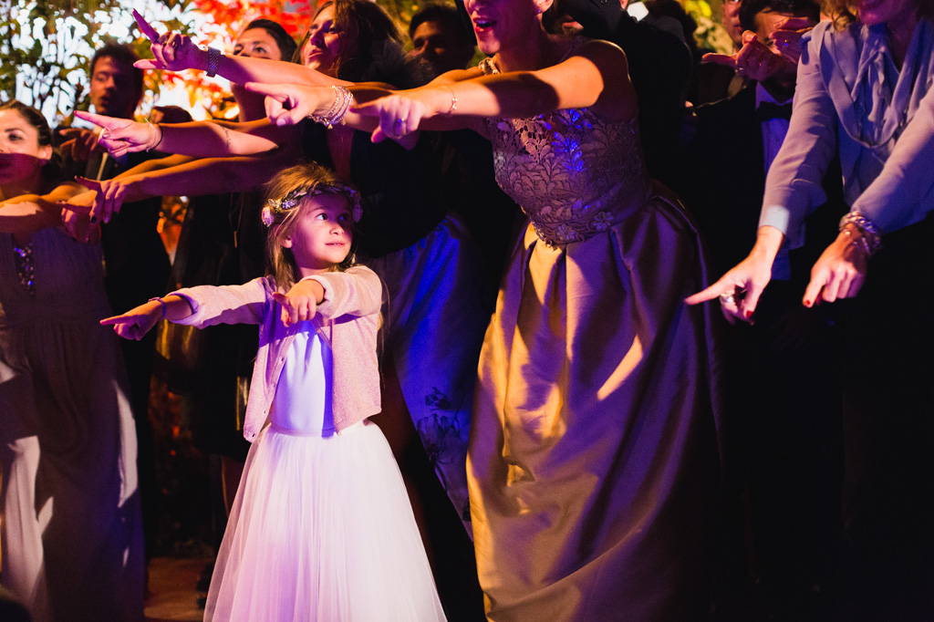 Wedding Photographer Como Lake La piccola damigella partecipa all'esibizione degli invitati