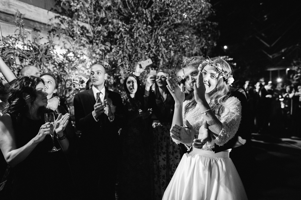 Wedding Photographer Como Lake Gli sposi e gli invitati si godono le canzoni di Nek