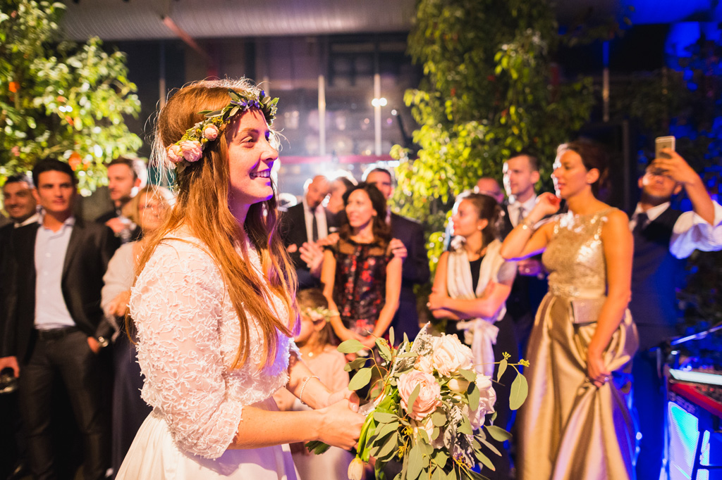 Wedding Photographer Como Lake La sposa guarda lo sposo da lontano