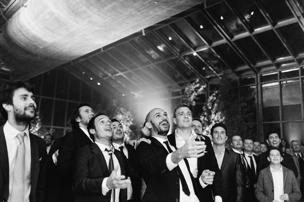 Wedding Photographer Como Lake Gli invitati uomini poco prima di ricevere la giarrettiera
