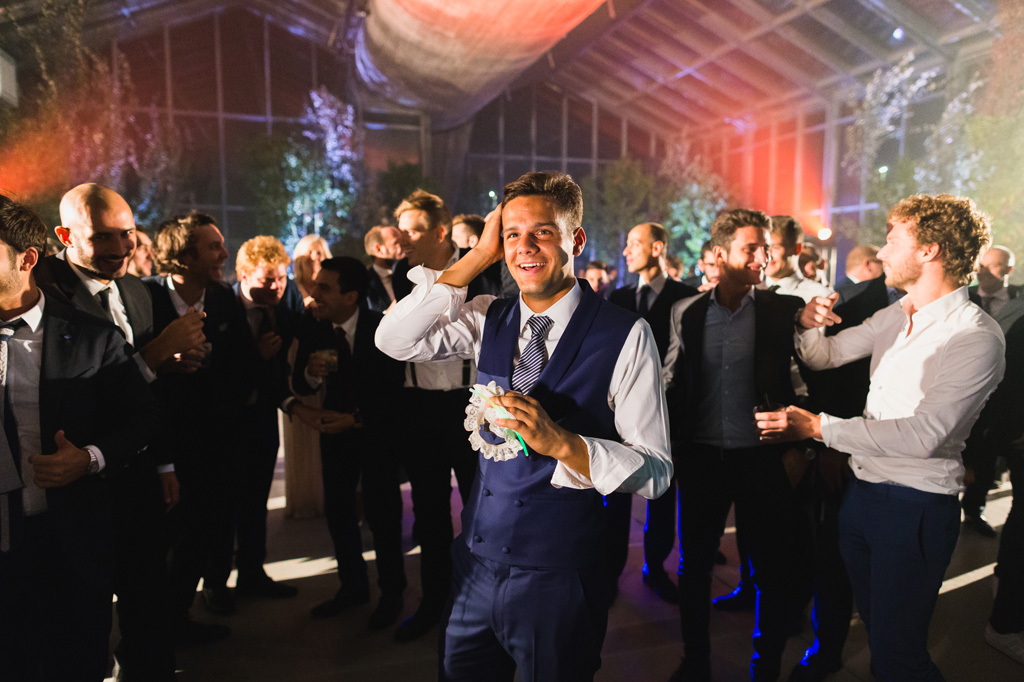 Wedding Photographer Como Lake Il fortunato invitato che ha preso la giarrettiera